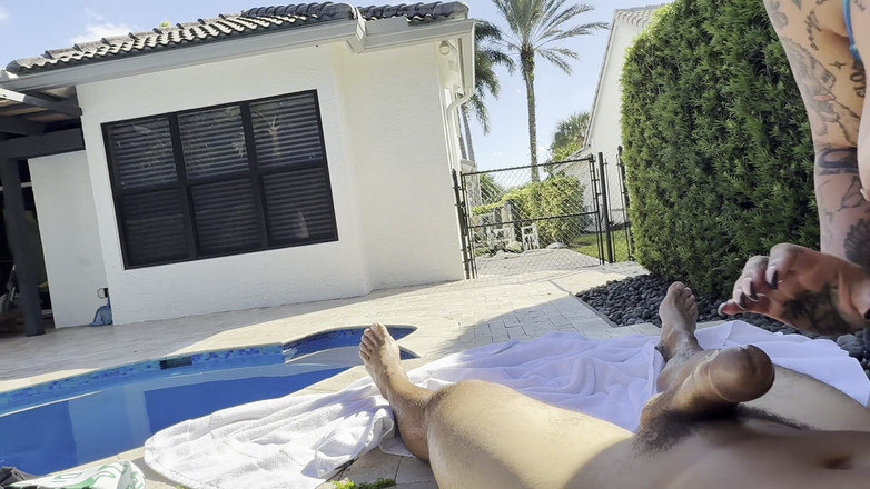 Teddy Tarantino: 屁股丰满的白人女孩 - 泳池边内射