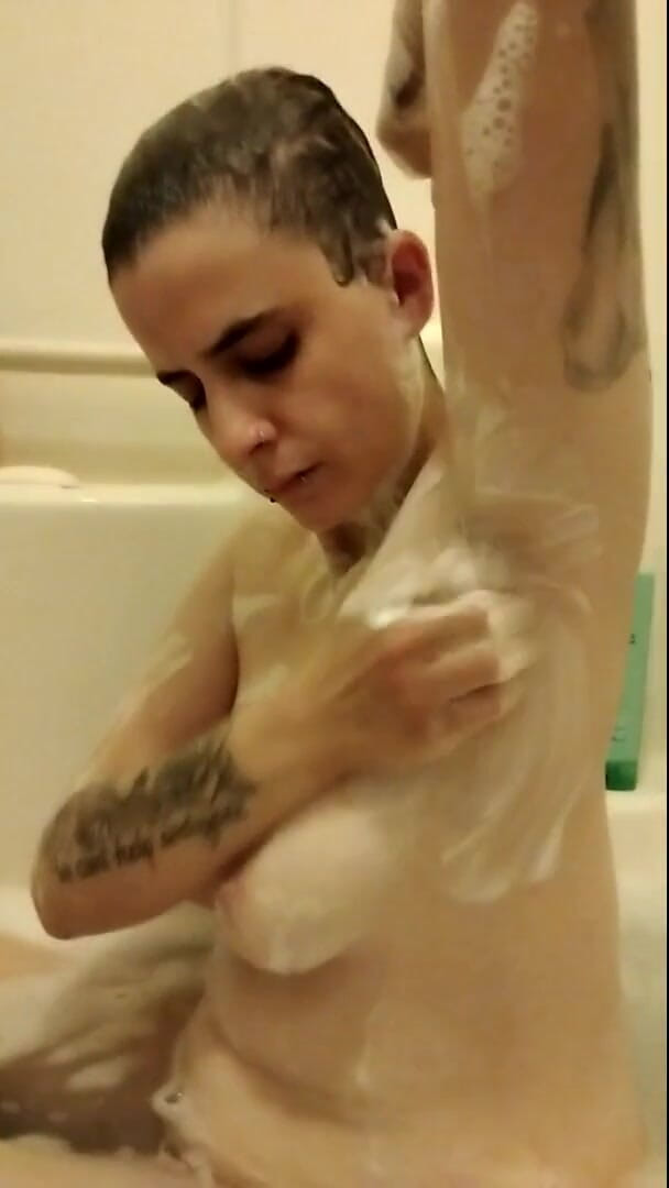 Abby Anna: Tonton video aku lagi mandi
