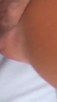 Blond milf masturbuje się kutasem, ale daje mu diddle