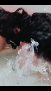 Ana está loca bajo el agua, se escuchan sonidos grandes