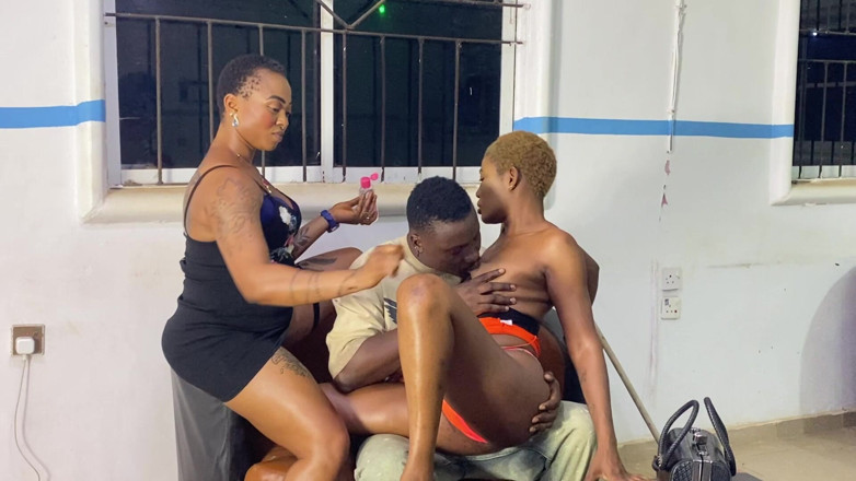 SugarNSpice01: मेरे पति और हमारे लाउंज क्लीनर को चोदते हुए पकड़ा और मैं अंदर शामिल हो गई