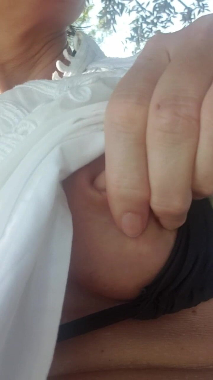 JulieEroticDress: Squirt sur un lieu risqué