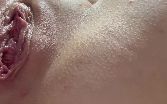 JuiceLussie: Amcığını parmaklıyor yakın çekim ve anal seksle oynuyor