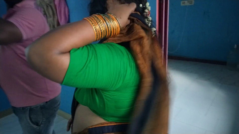 Tamil lesbian: Thợ điện làm tình với chủ nhà.nói chuyện gợi cảm nóng...