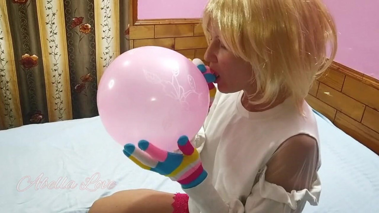 Abella Love: Chica extraña chupando el globo con culo