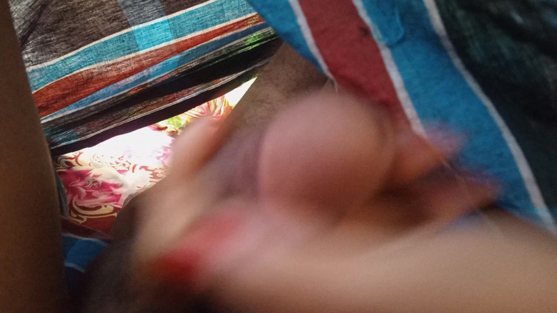 Dhaka studio: La matrigna desi si blocca mentre spazza sotto il letto...