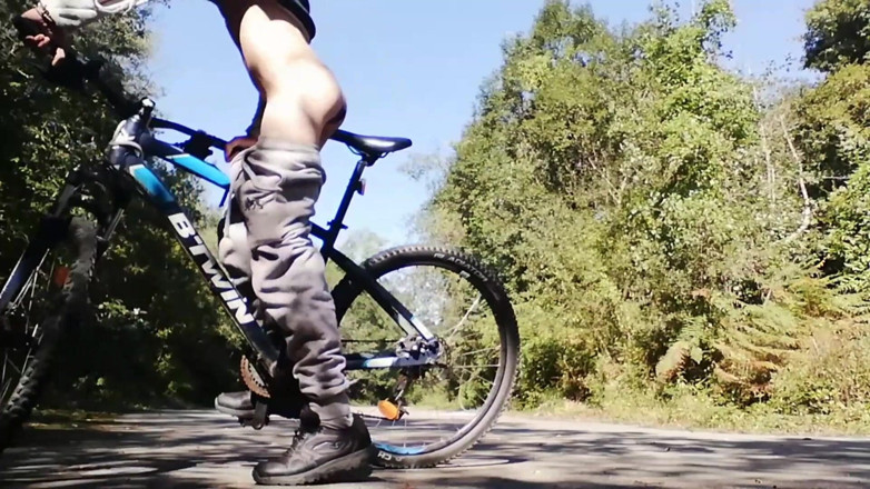 Culopeke: Schlanker junge mit ihrem fahrrad im park