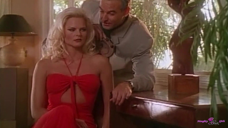 Naughty Black Girls: Seorang pasangan sedang menonton pembantu cantik mereka melakukan seks liar...