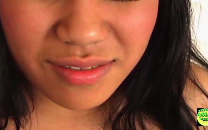 Naughty Asian Women: Une asiatique dévergondée met une grosse bite noire dans sa...
