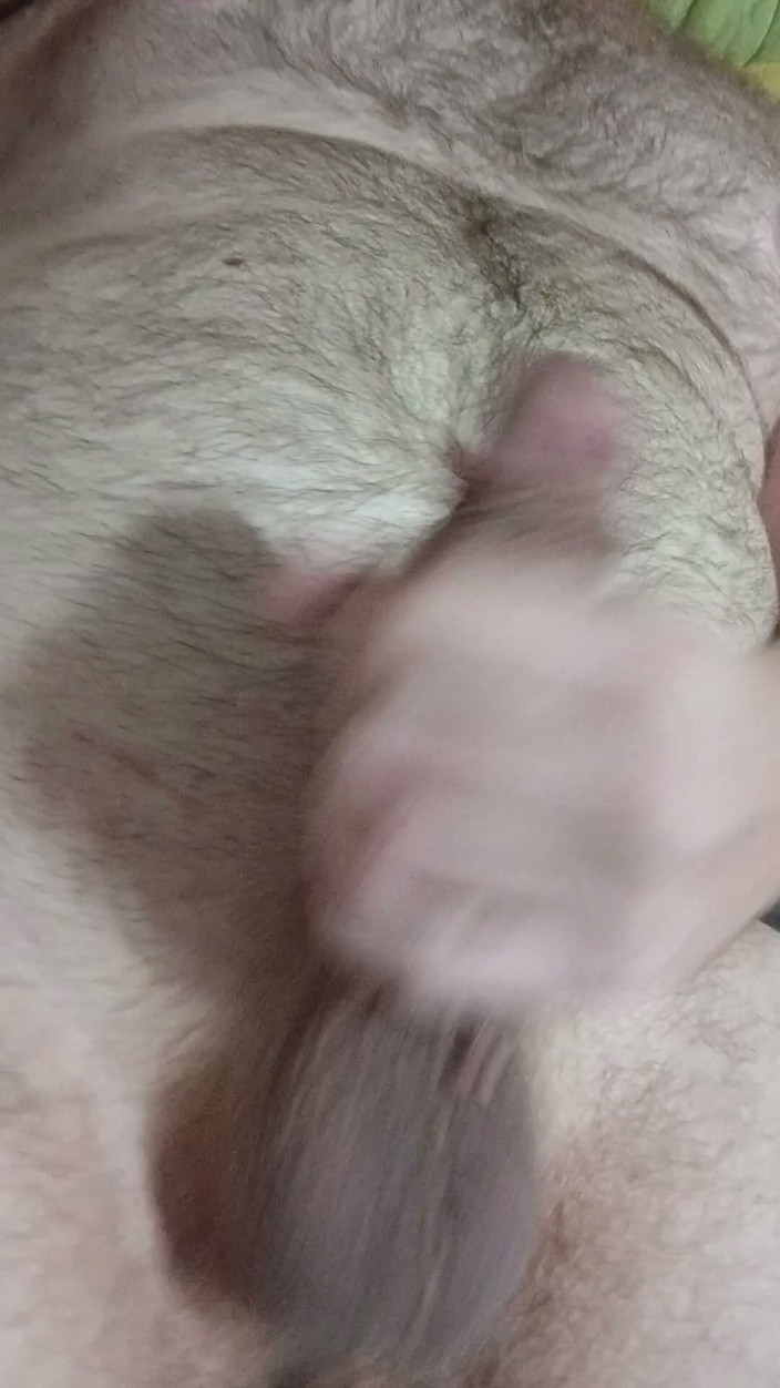 Hairy Cubb: Mengusap zakar saya dengan dildo dalam pantat saya