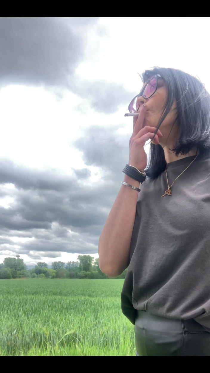 Shione Cooper: Merokok sebelum syuting di dalam vanku di luar 