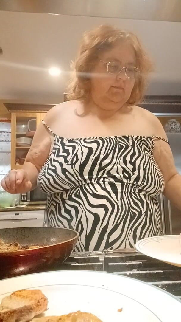 BBW nurse Vicki adventures with friends: Akşam yemeği için domuz pirsingi pişiriyorum ve pişirirken teşhir ediyorum