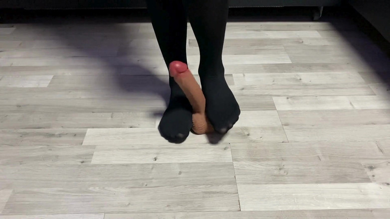 Whitekitten: Dominatrix seksi dalam pantyhose nilon memijak zakar awak