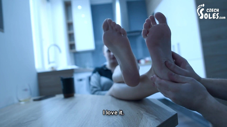 Czech Soles - foot fetish content: Randka stóp z kolegą w pracy - część 1