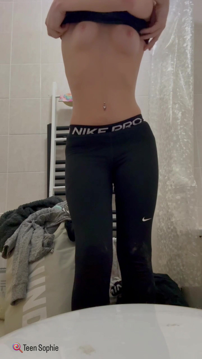 Teen Sophie: Kencing dalam Bilik Mandi