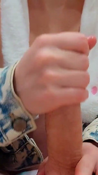 Vecina dando masaje de polla en primer plano con sus tetas pequeñas