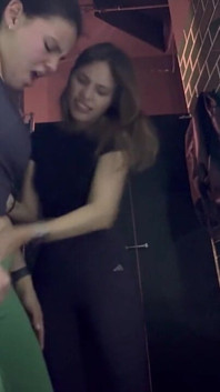 여성들이 헬스장에서 뜨거워지고 욕실에서 스스로를 만지다
