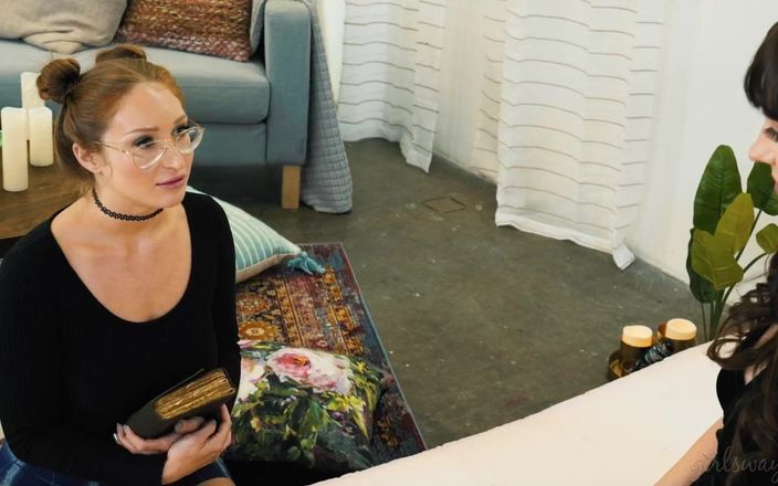 Girlsway: Girlsway - starověká bohyně sexu panovnice Syre šuká jednoho ze svých fanatických...