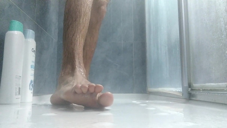 Elvissc: Would You Like to Cum on My Feet? Bath Them...