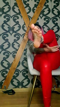 Lady Angela Polish Bahasa Polish – Fetish Stinky, Bingkap Lateks Merah, Kaki Terdedah