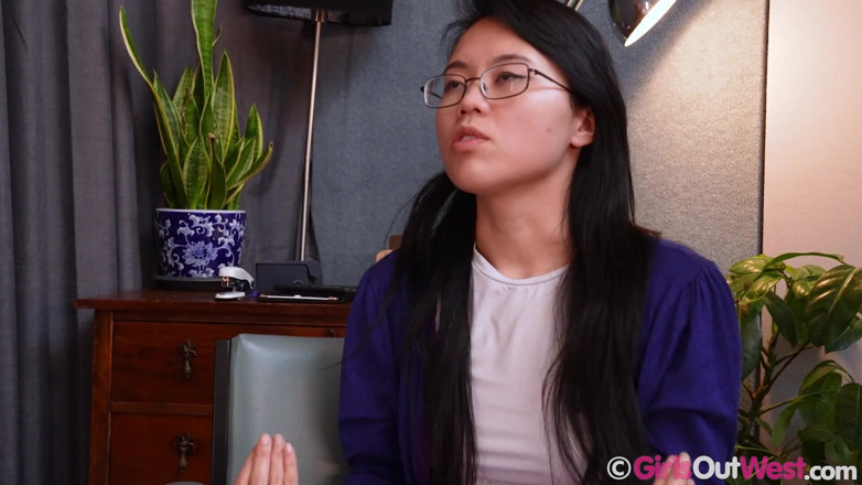 Girls Out West: Ragazza asiatica dai seni piccoli con labbra carnose fa sesso...