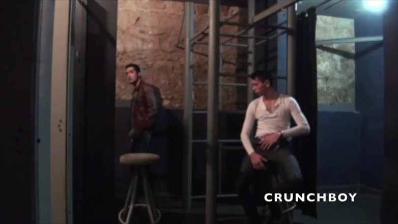 Crunch Boy: Emilio dikongkek latino lurus yang curious di luar