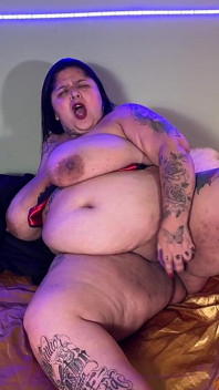 BBW Mary Jhuana z turbo bawi się swoim dildo