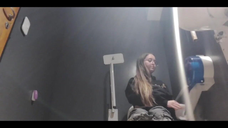 RavenHearth666VIP: Tu guardi che io mentre vado in bagno