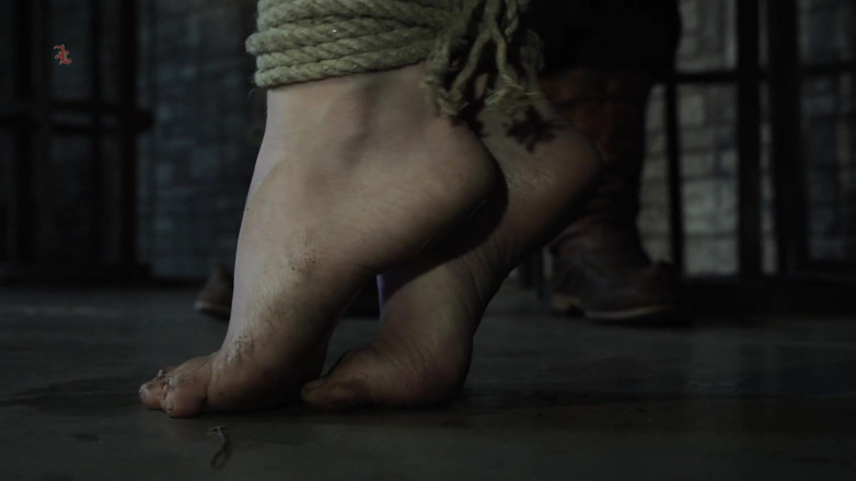 Inquisition and prison world: Ad una strega nuda selvaggia viene dato un osso succoso...