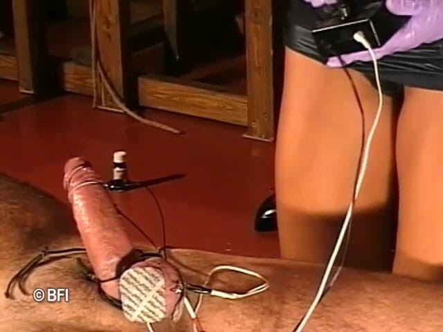 Hardcore slave sex: Otrok je potrestán od latexové ženy