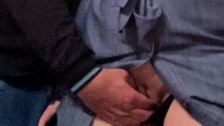 Niki studio: 陌生人在地铁上班前用手指抚摸饥渴的熟女