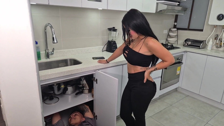 AlejandraPalacios: Schattige latina betaalt Plomero-leerling met een goede rit op zijn...