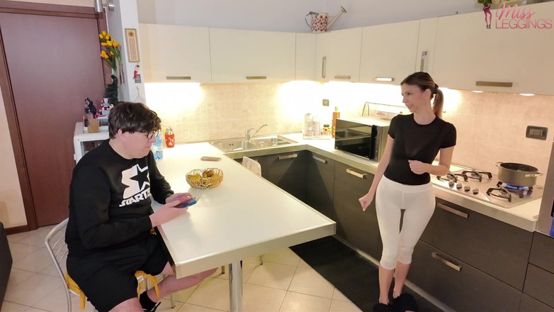 MissLeggings: Kuchyňská macecha v bílých legínách přistihla nevlastního přítele, jak ji...