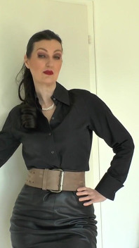 Cinturones anchos y apretados parte 78 Lady Victoria Valente