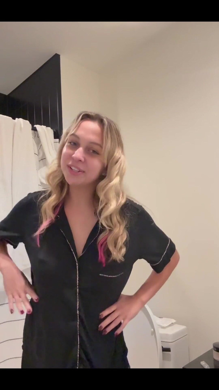 Tiffstreatsxoxo: Peeing Into the Toilet of My Airbnb While Hovering Over...