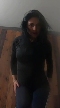 あなたはこの熟女教師の巨乳を叩きに来ますか?