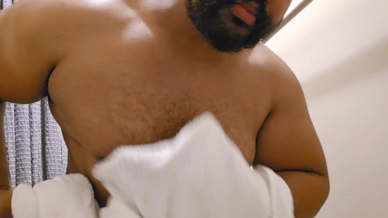 Eddie Venezuela: แอบดูพ่อเลี้ยงผิวดําชักว่าวในห้องอาบน้ํา