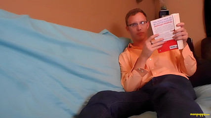 Man Puppy: Gigante nerd tentando ignorá-lo