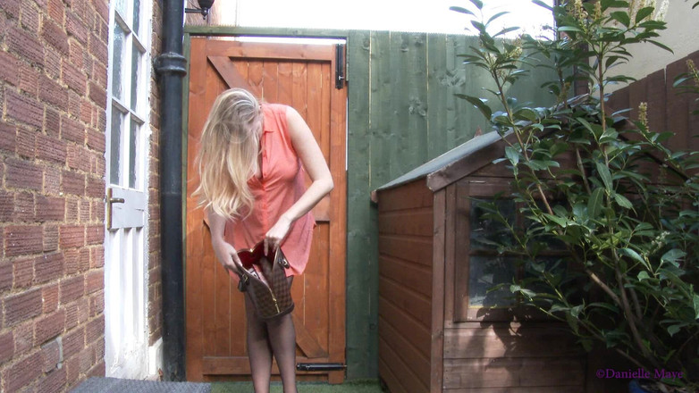 DanielleMaye: Čůrání před mými dveřmi