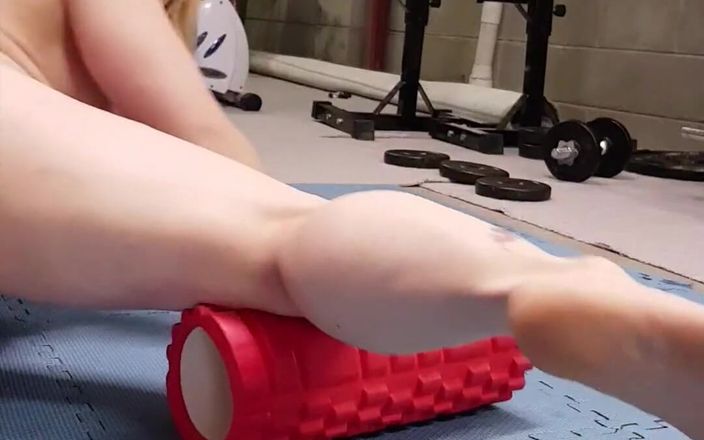 Michellexm: Nude Foam Rolling