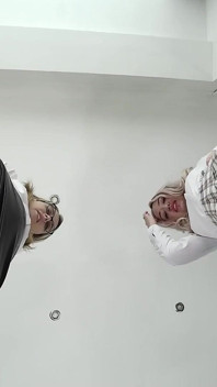 Chloe & Kitty - siadanie na twarzy po studiach