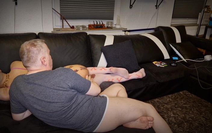 Daddy Femboy: Sürtük gibi giyiniyorum ve babam tarafından muamele görüyor ve sikiliyor