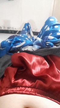 Vestindo mini saia de cetim dentro de shorts