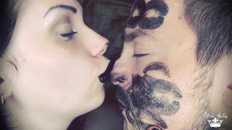 Goddess Misha Goldy: Alexa pokrývá černou lesklou rtěnkou a líbá ho po celé tváři!