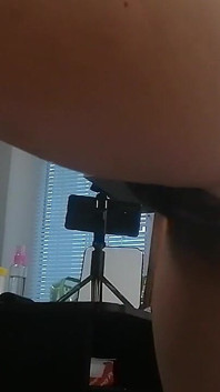 Bini amatur melancap dengan jari dalam pepek sehingga orgasme.