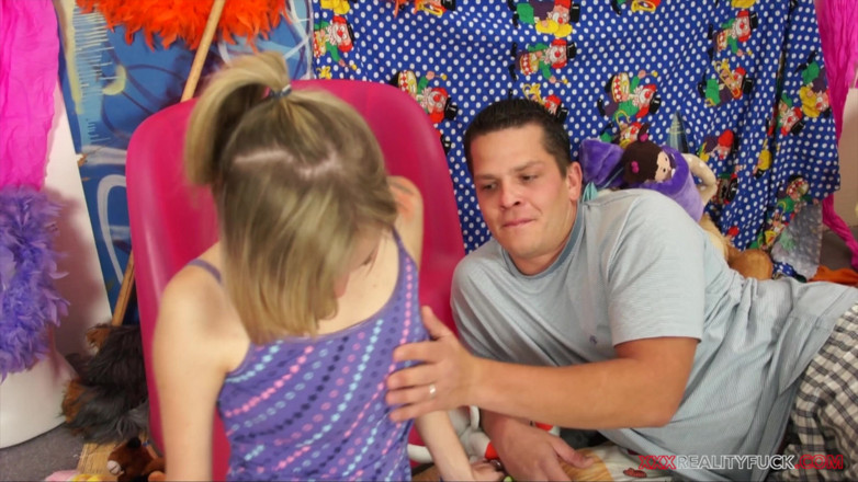 Czech Pornzone: 창녀를 선택하는 새아빠 - Angel Piaff