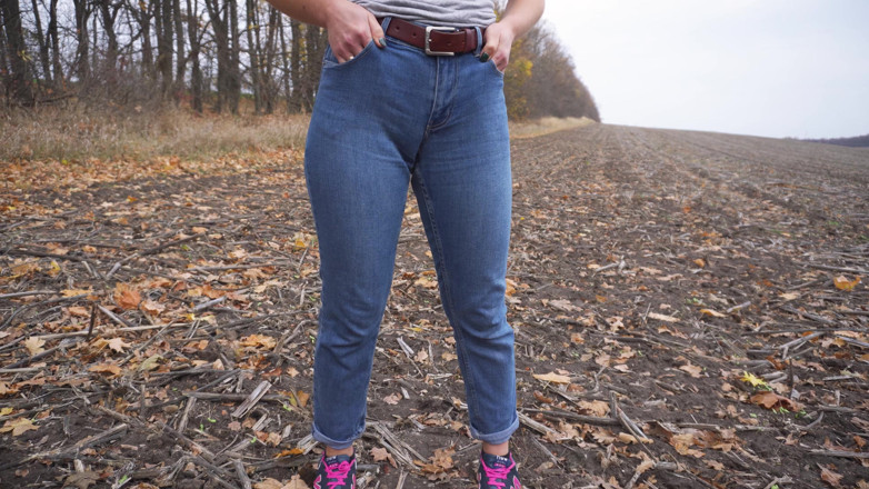 Teasecombo 4K: MILF Teasing Her Big Cameltoe in Blue Jeans Outdoors