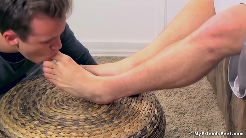 My friends feet: 爱迪生的11英尺大号和臭袜子被崇拜