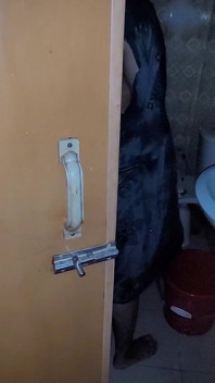Üvey kız kardeşim kapı açıkken duş alıyordu ve içeri göz atıyorum