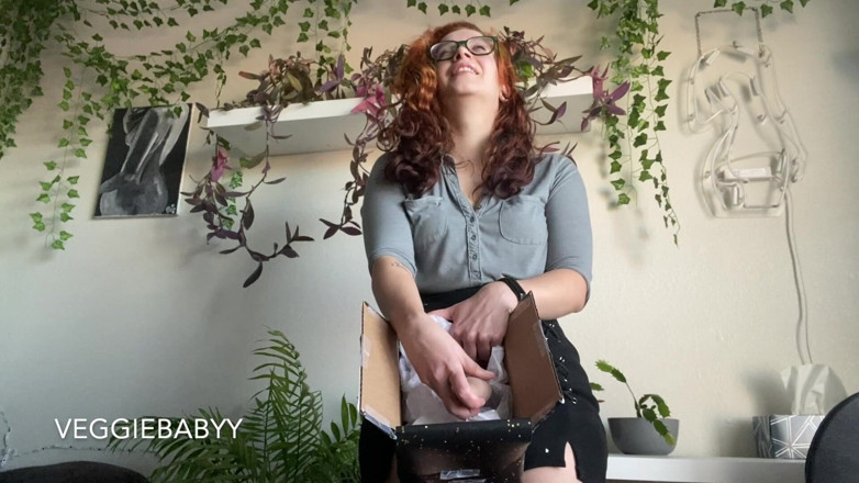 Veggiebabyy: Фута бос дозволяє вам смоктати її член у коробці